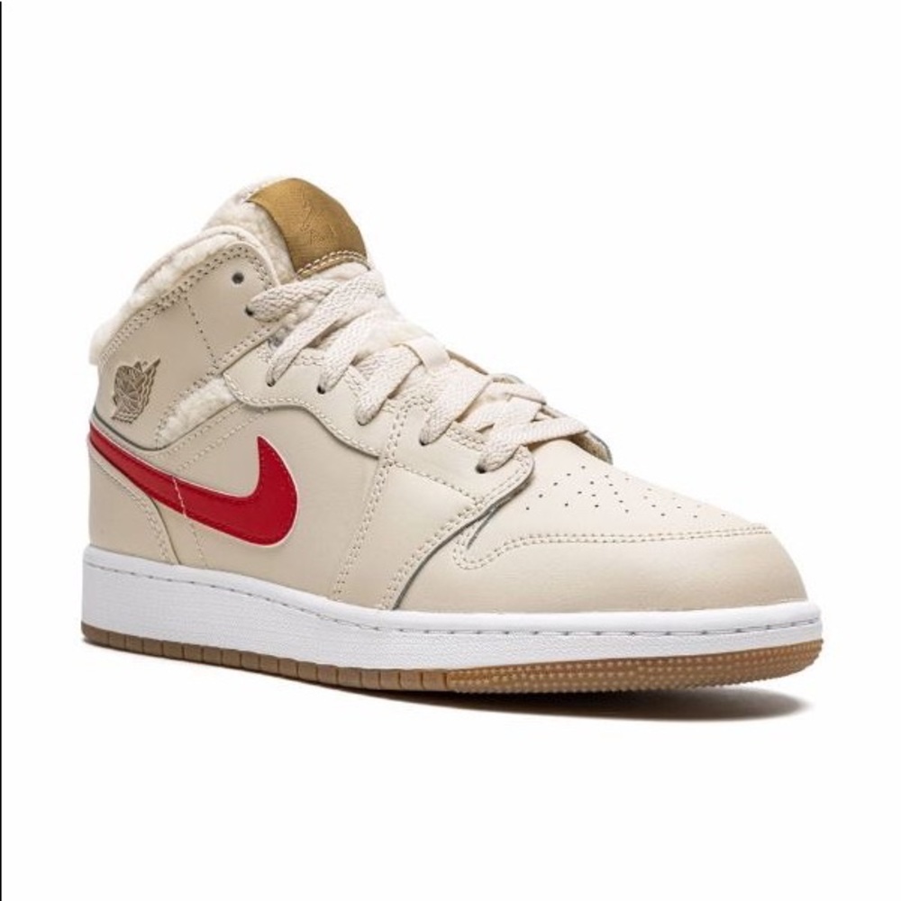 NIB Jordan retro sneakers in cream and Sherpa details